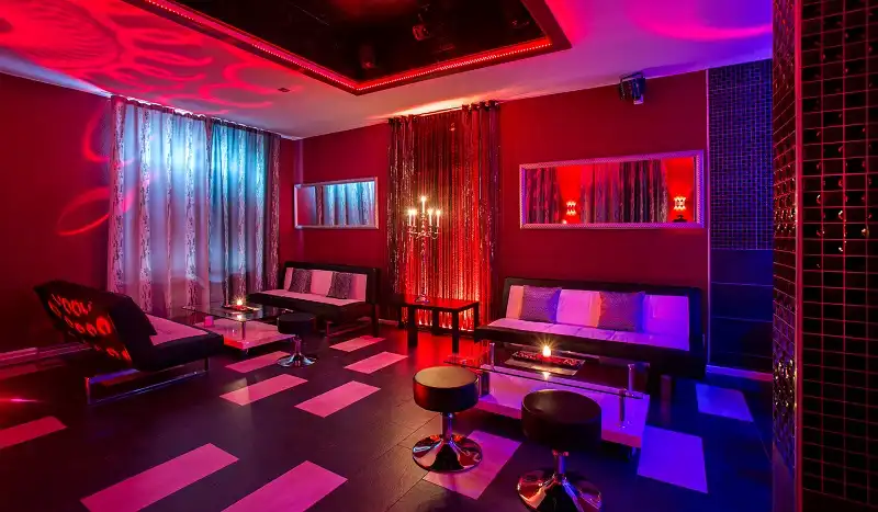 Lounge mit rotem Licht