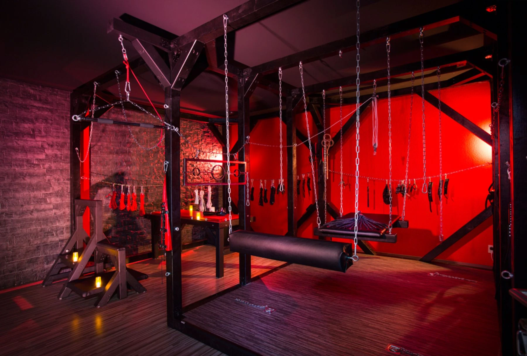 Blacklounge mit Liebesschaukel